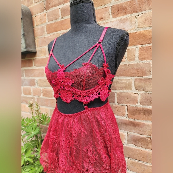 Supe Cute Lace Lingerie - Picture 2 of 4